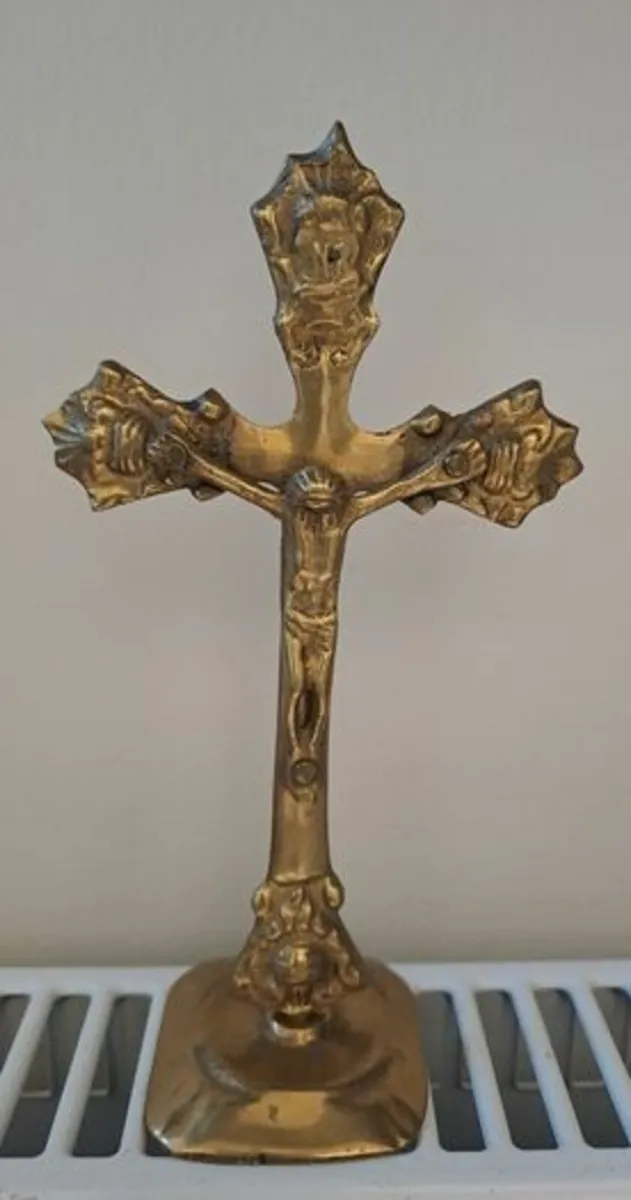 Brass crucifix - Image 1