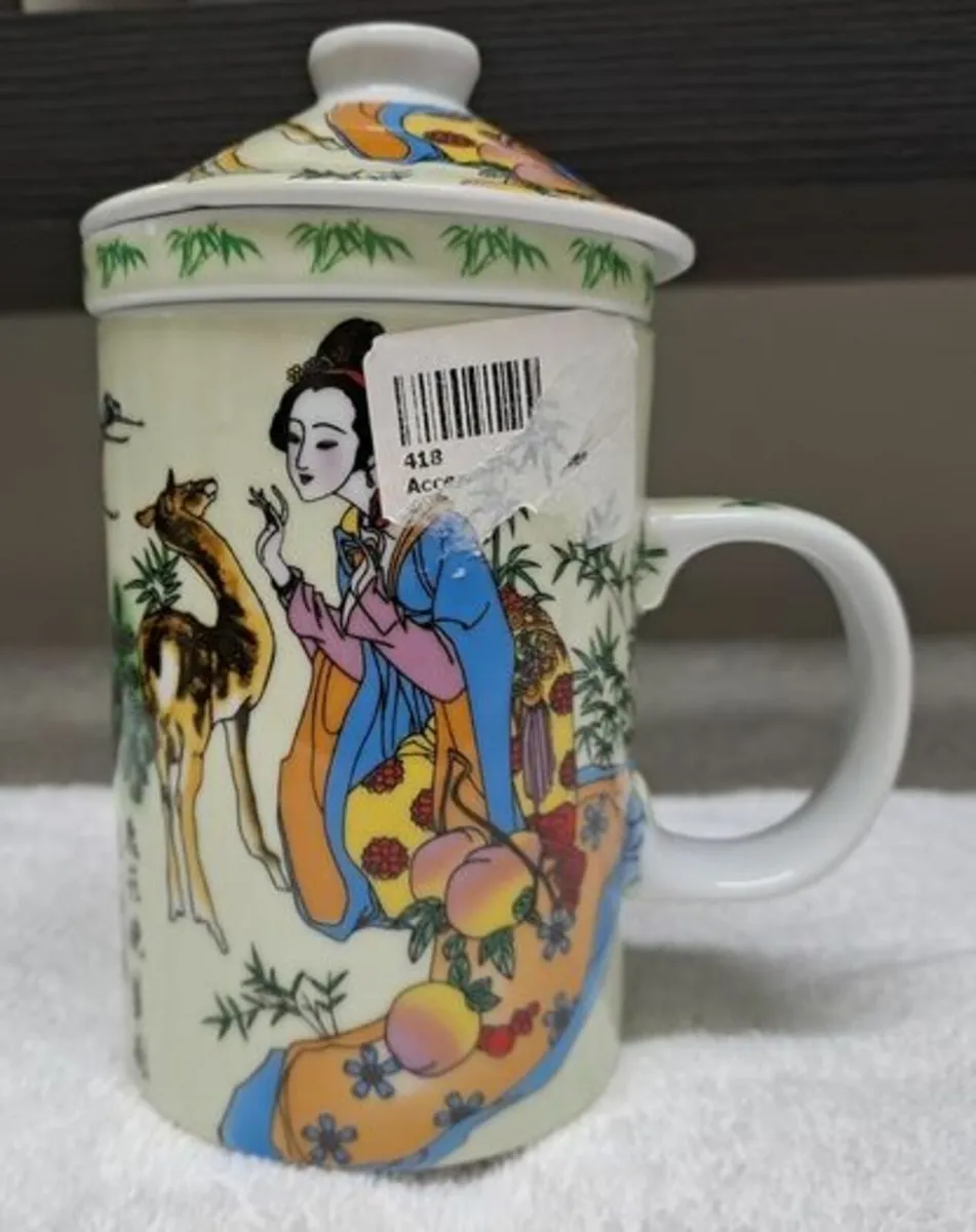 Porcelain Chinese tea mug with infuser and lid - Image 1