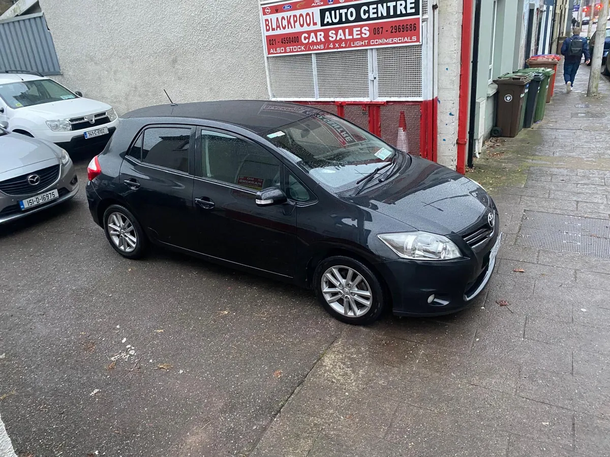 Toyota Auris 2011 - Image 2
