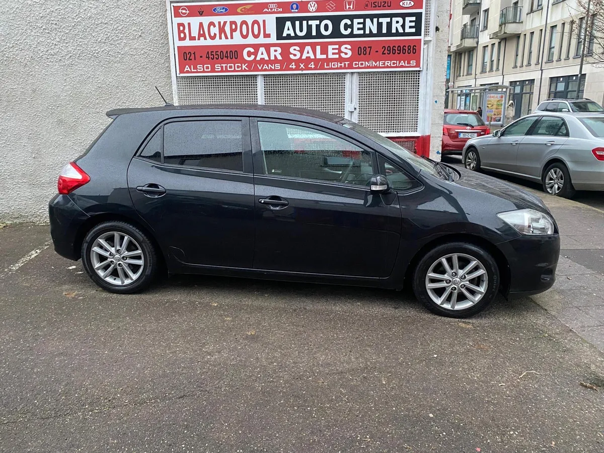 Toyota Auris 2011 - Image 1