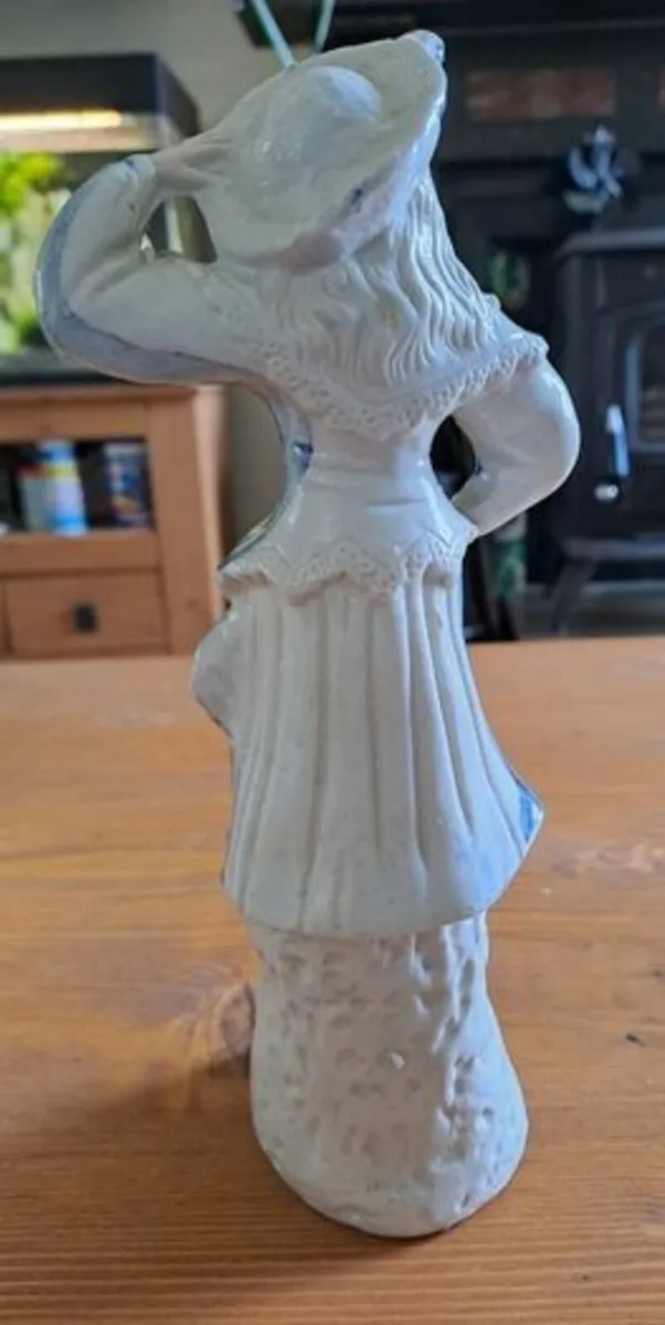 Blue and white figurine vintage hollow inside - Image 2