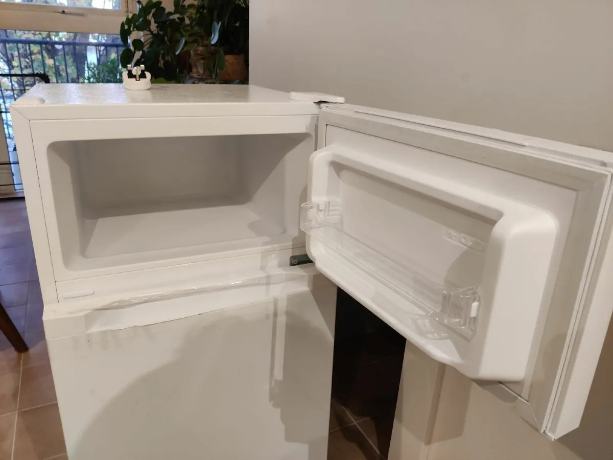 (Barely) used Under counter fridge + freezer - Image 3