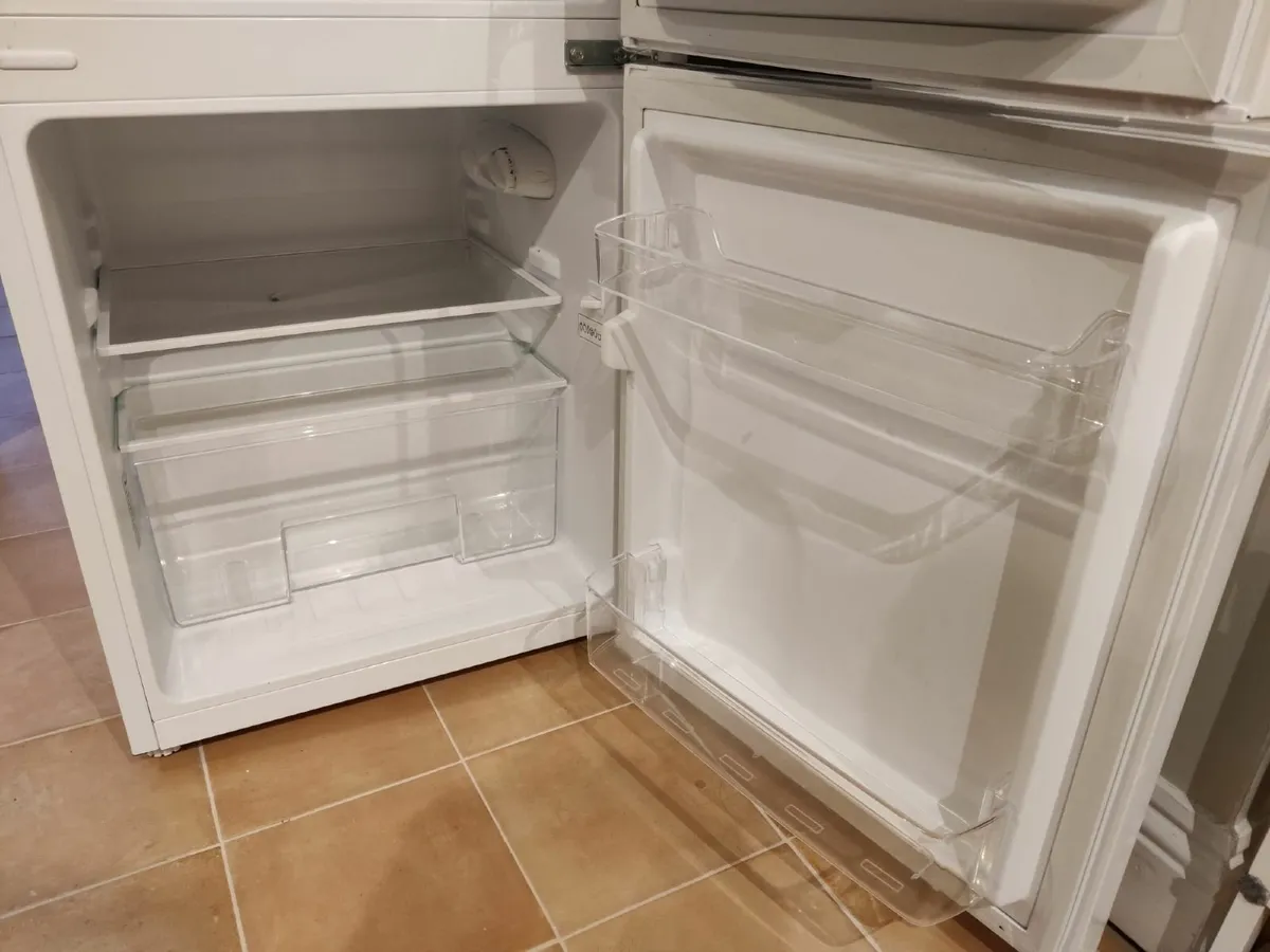 (Barely) used Under counter fridge + freezer - Image 4