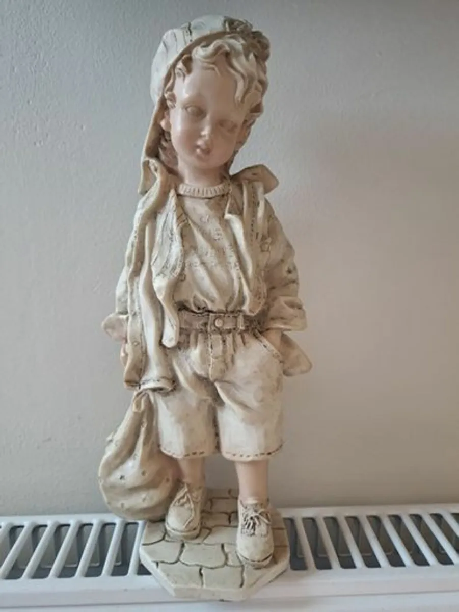 Capodimonte Boy with bag - Image 1