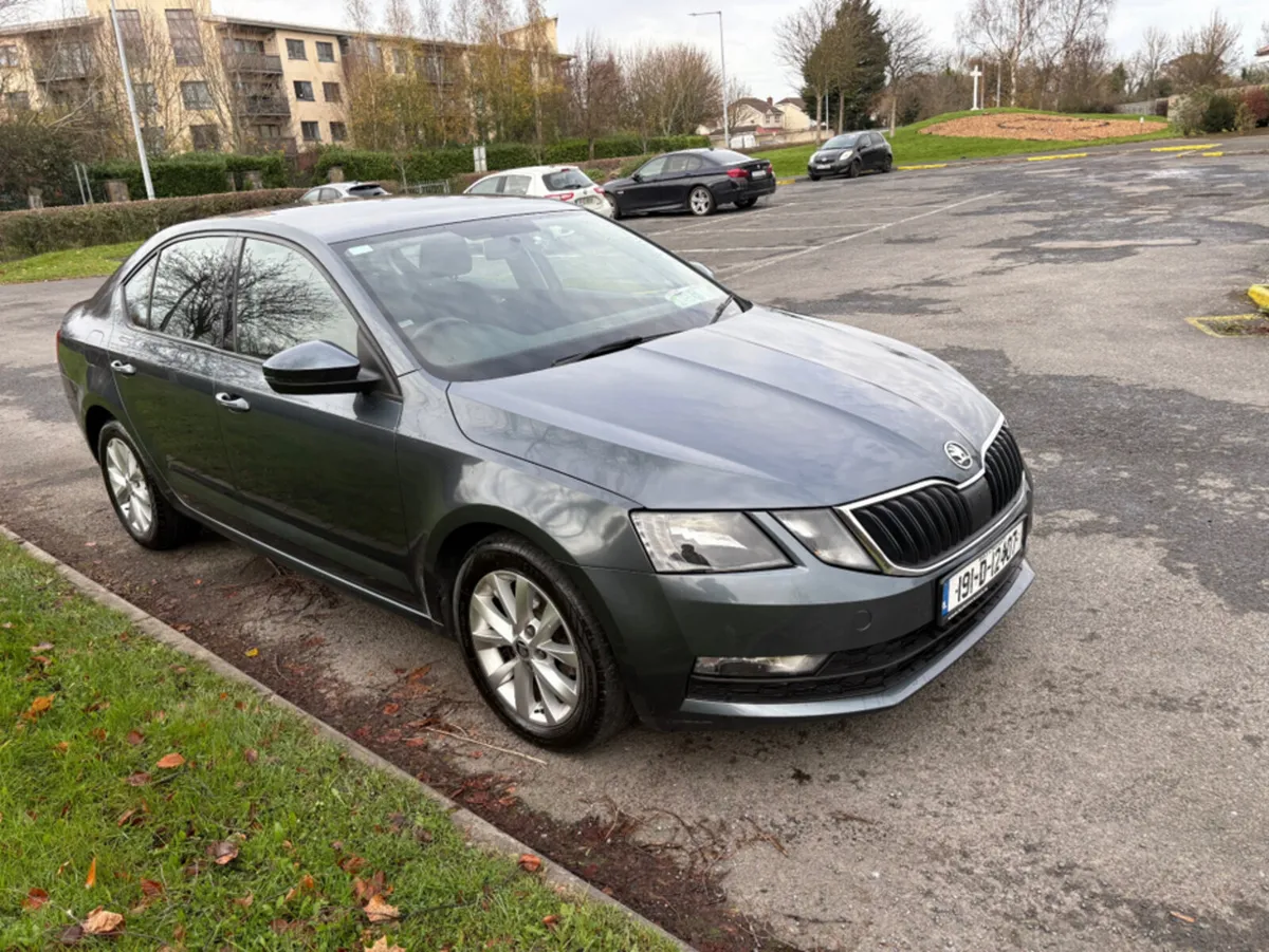 Skoda Octavia AMBITION 1.6 TDI 115HP DSG 4 4DR AUT - Image 2