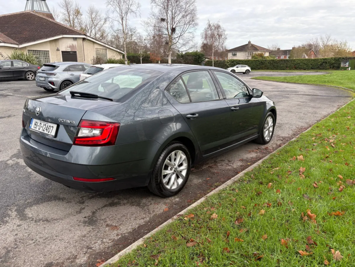 Skoda Octavia AMBITION 1.6 TDI 115HP DSG 4 4DR AUT - Image 3