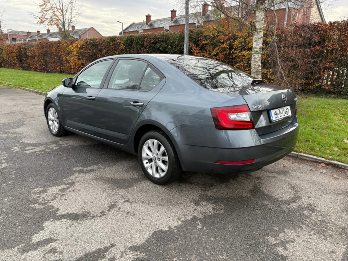 Skoda Octavia AMBITION 1.6 TDI 115HP DSG 4 4DR AUT - Image 4