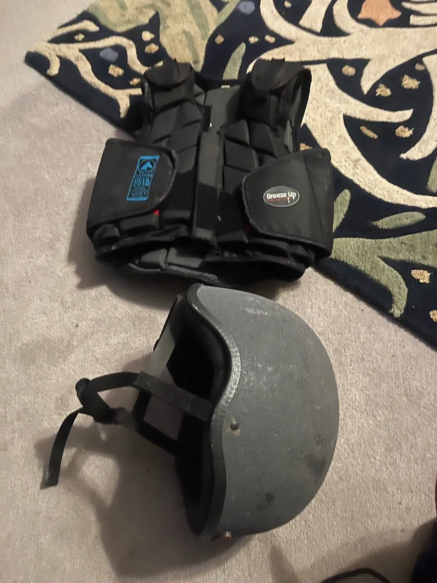 Kids Back protector and helmet - Image 1