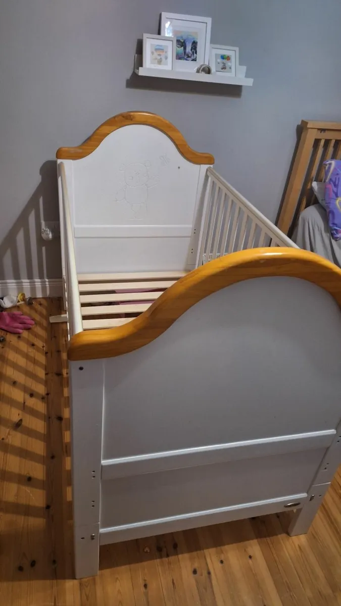 child's cot bed - Image 1