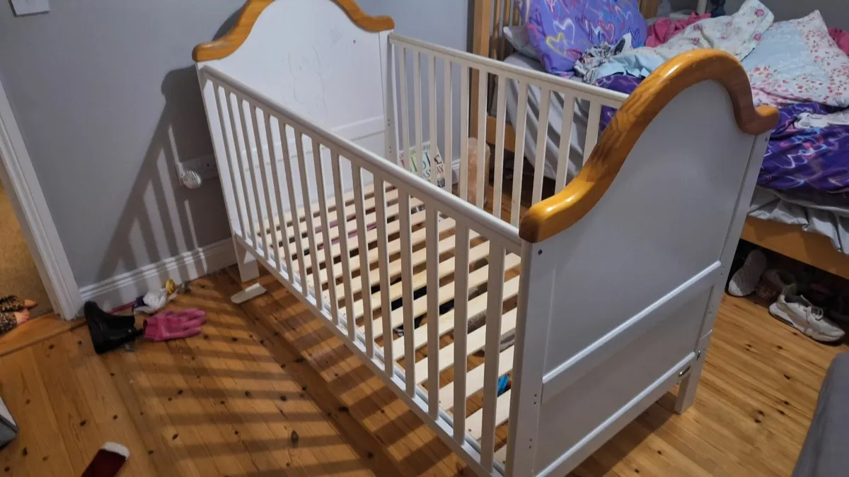 child's cot bed - Image 3