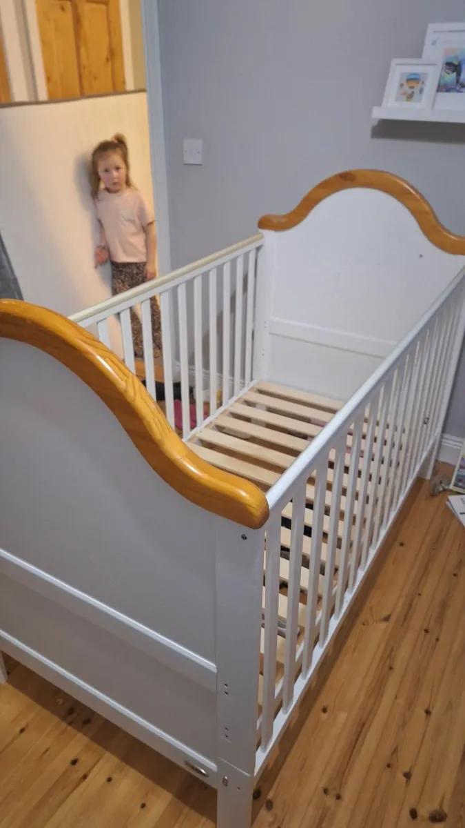 child's cot bed - Image 4