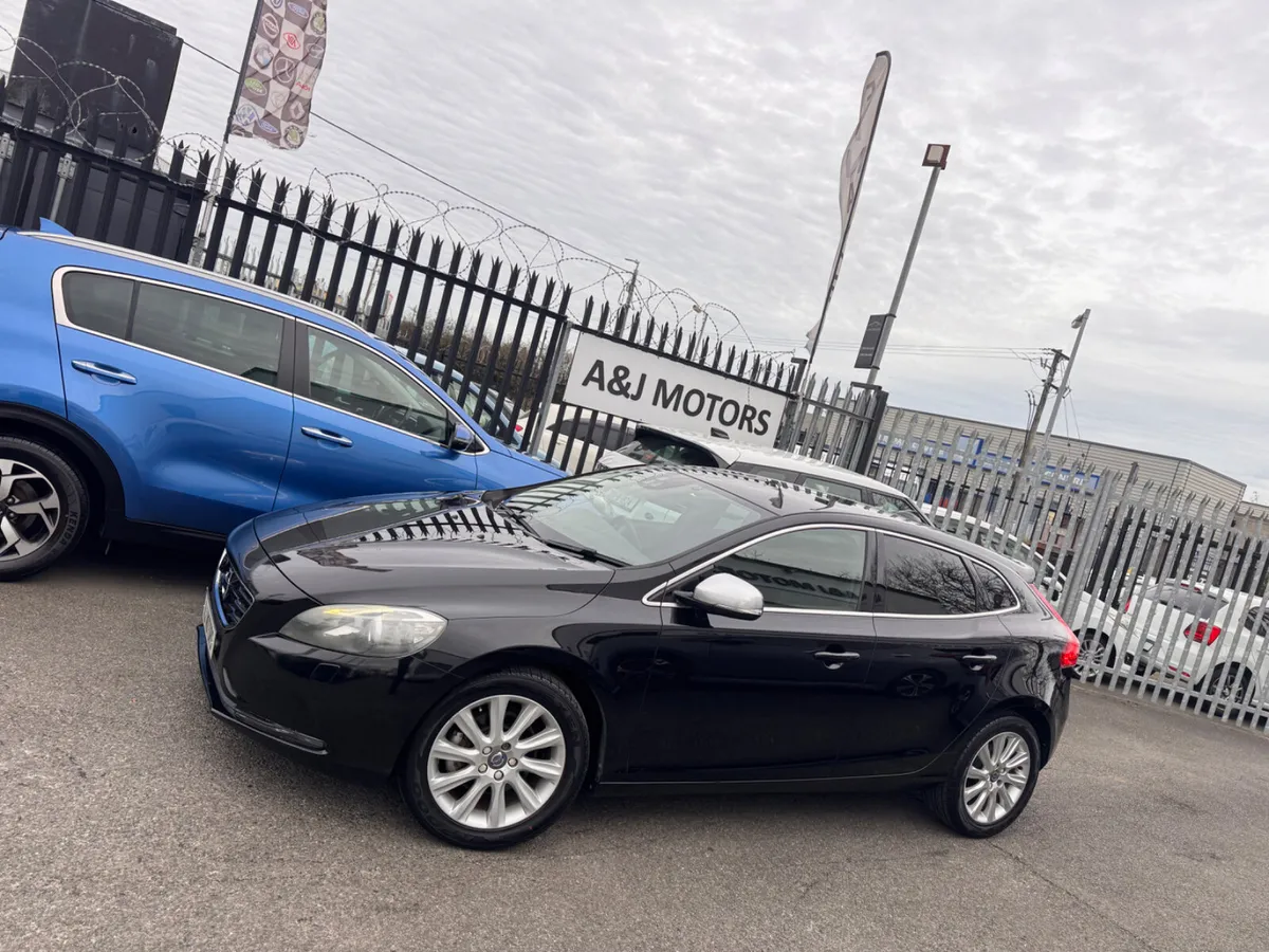 15 VOLVO V40 1.6 Automatic Rev Cam - Image 2