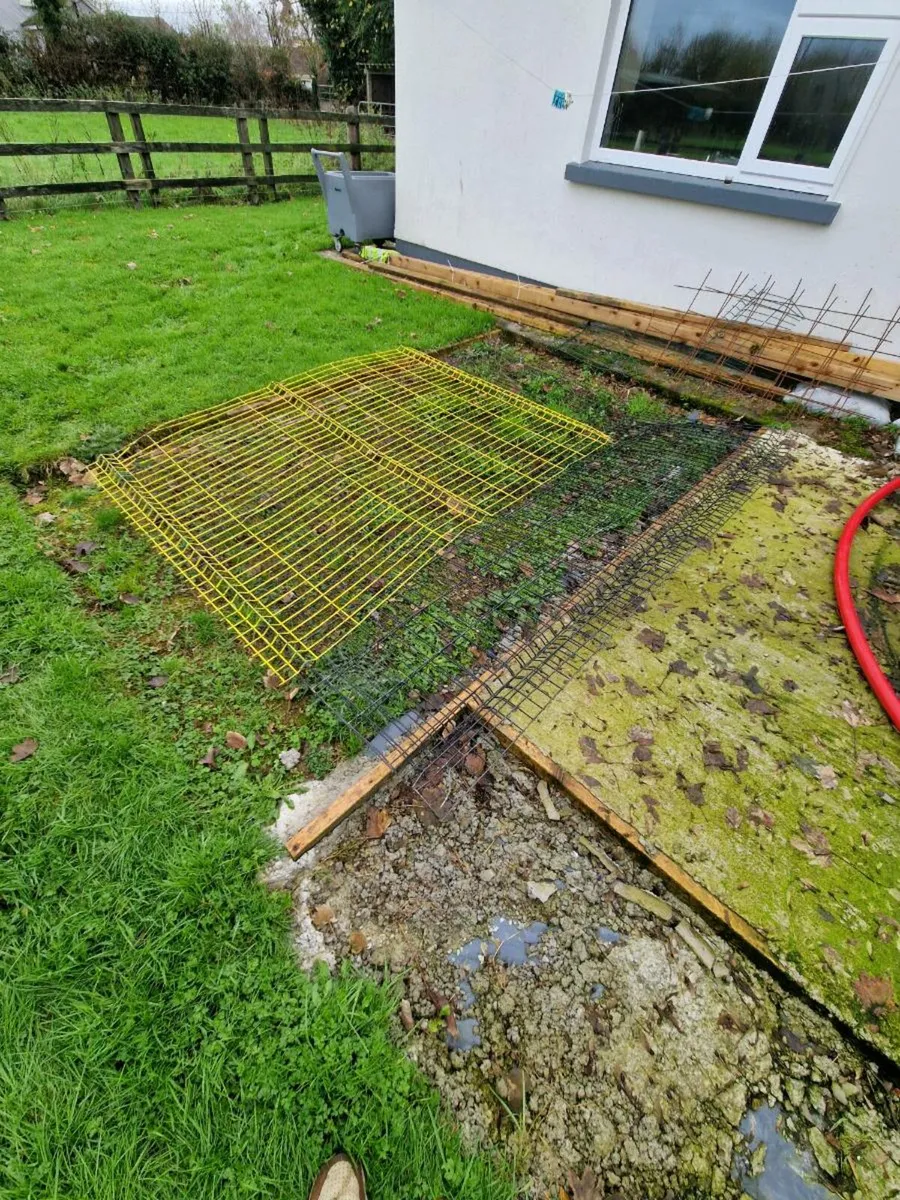 Dog Pen gate + 8No posts - Image 3