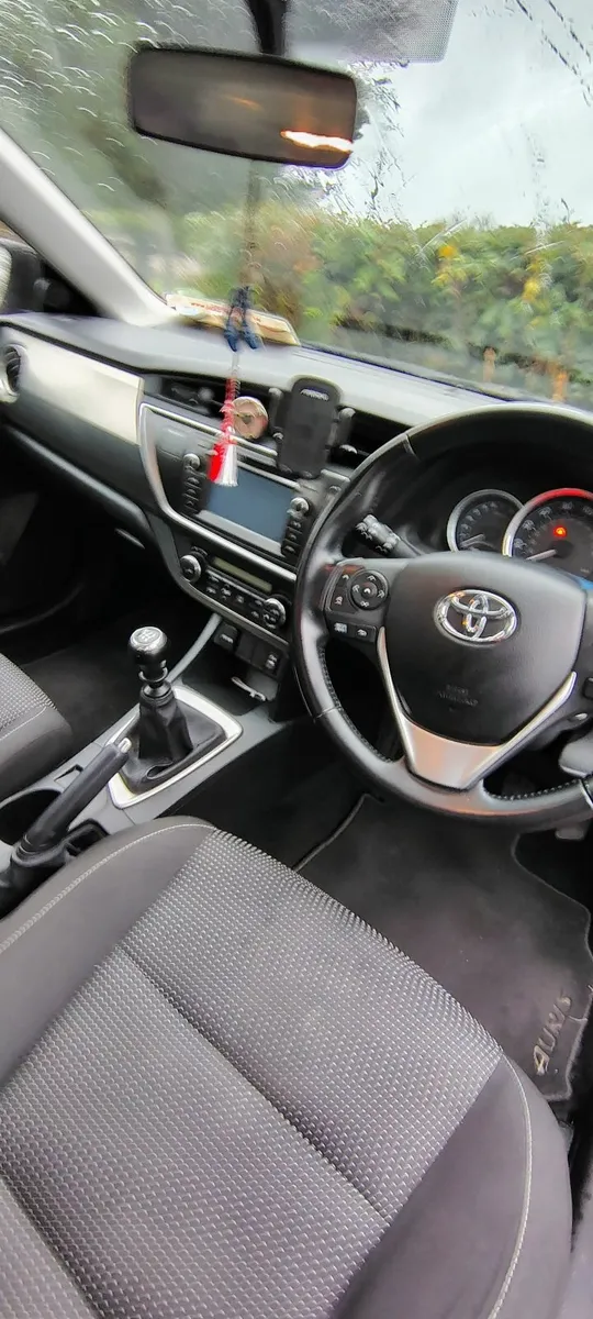 Toyota Auris 2014 - Image 2