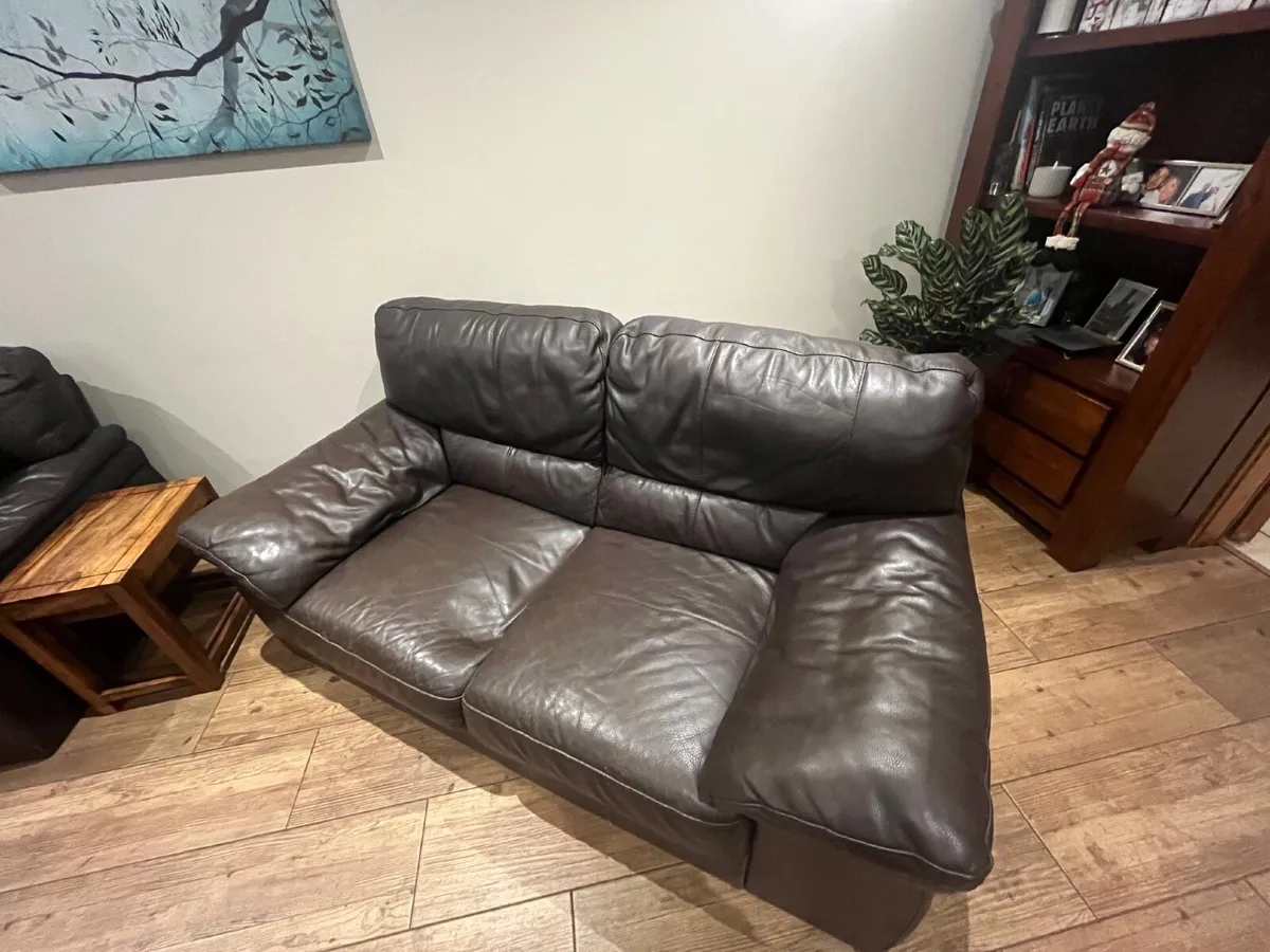 leather sofa (3 seaters and 2 seaters) - Image 2