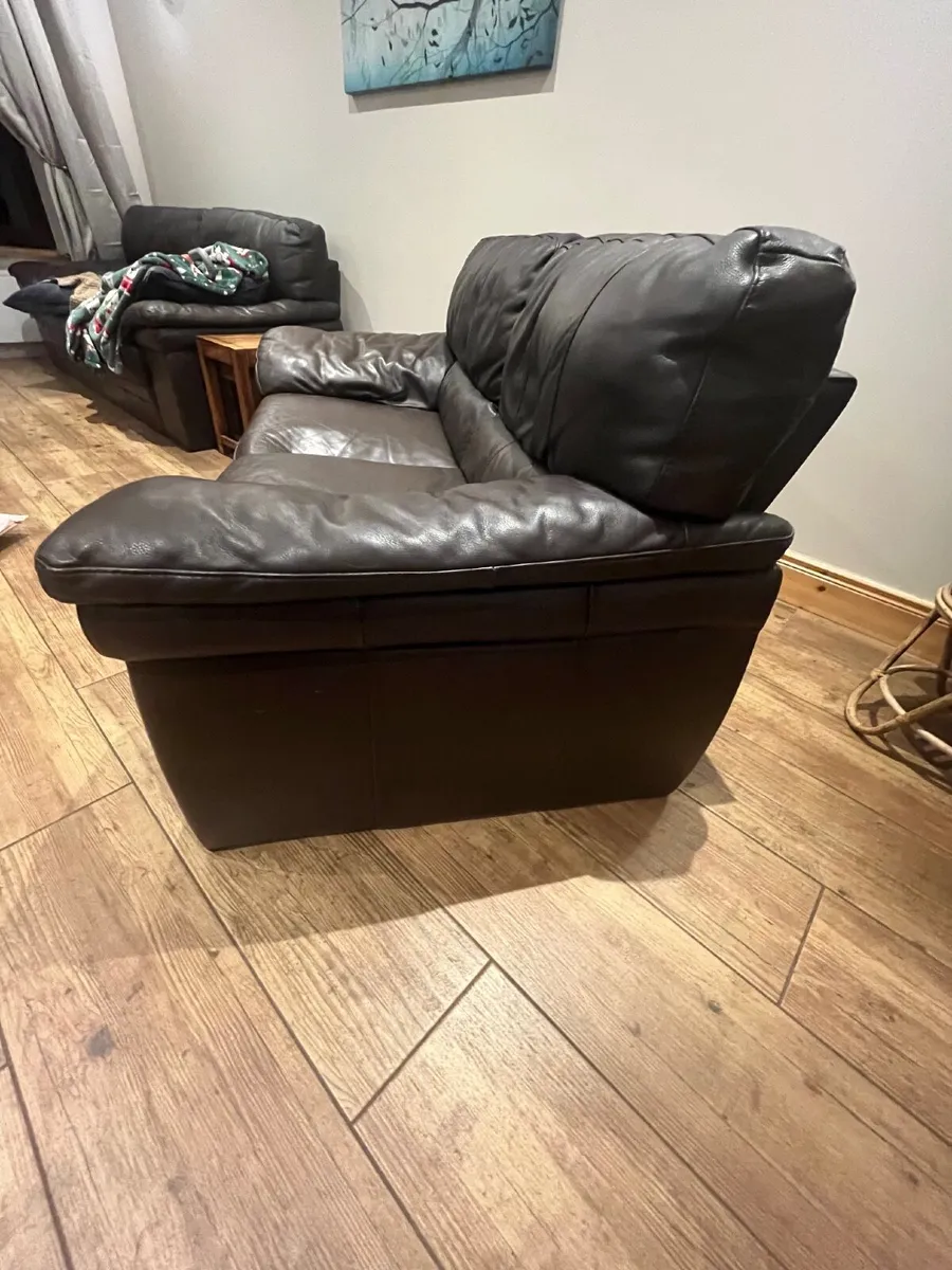 leather sofa (3 seaters and 2 seaters) - Image 3
