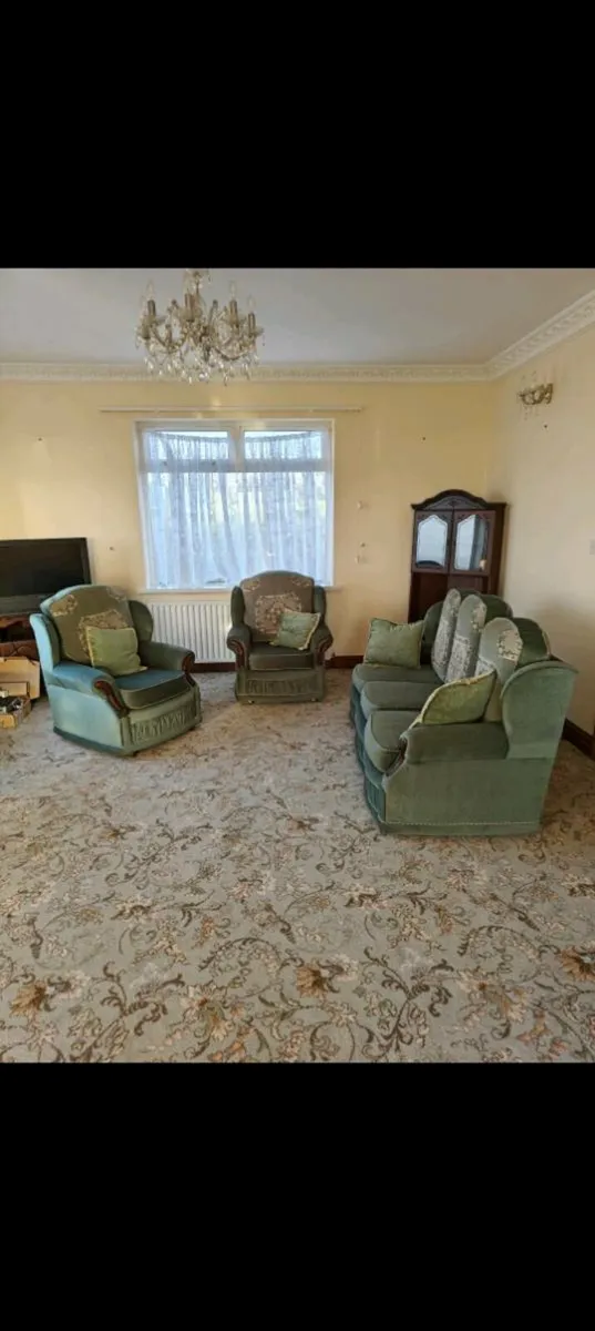 Suite of furniture - Image 1