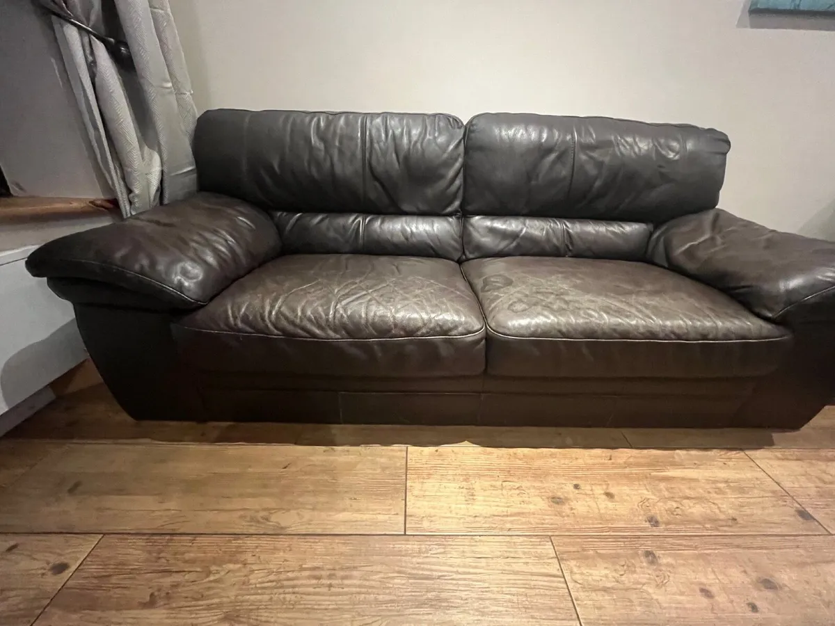 leather sofa (3 seaters and 2 seaters) - Image 4