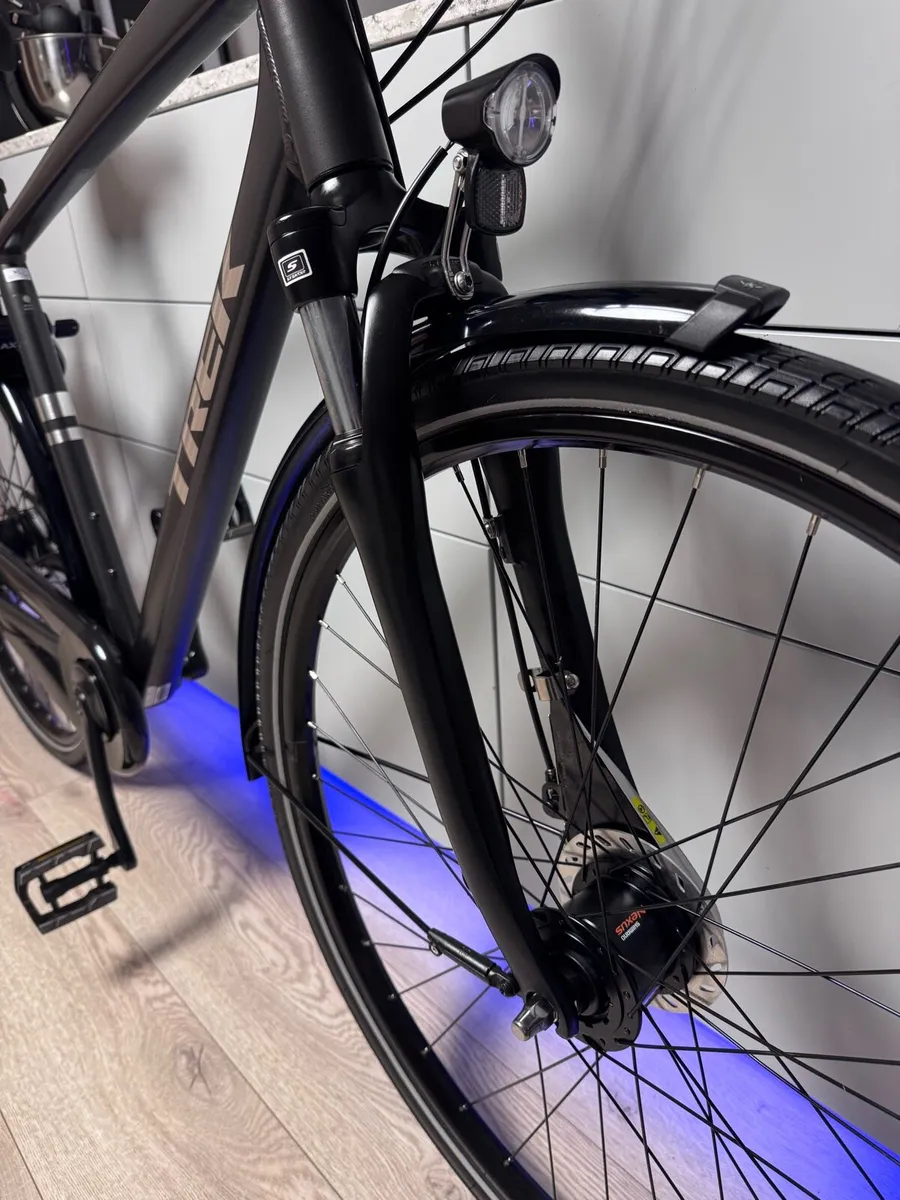 TREK District 1 City Hybrid Bike (Equipped) - Image 4