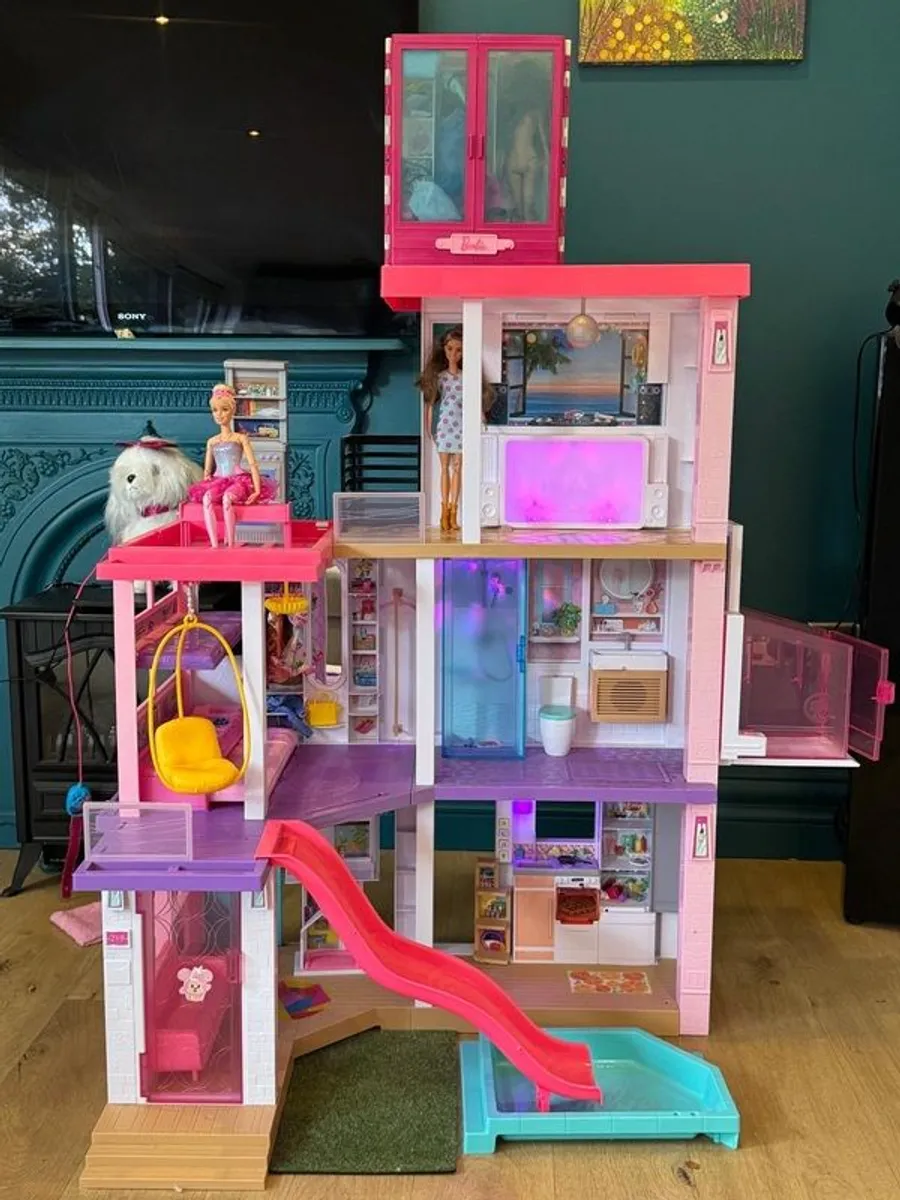 Barbie Dream House + Wardrobe - Image 2