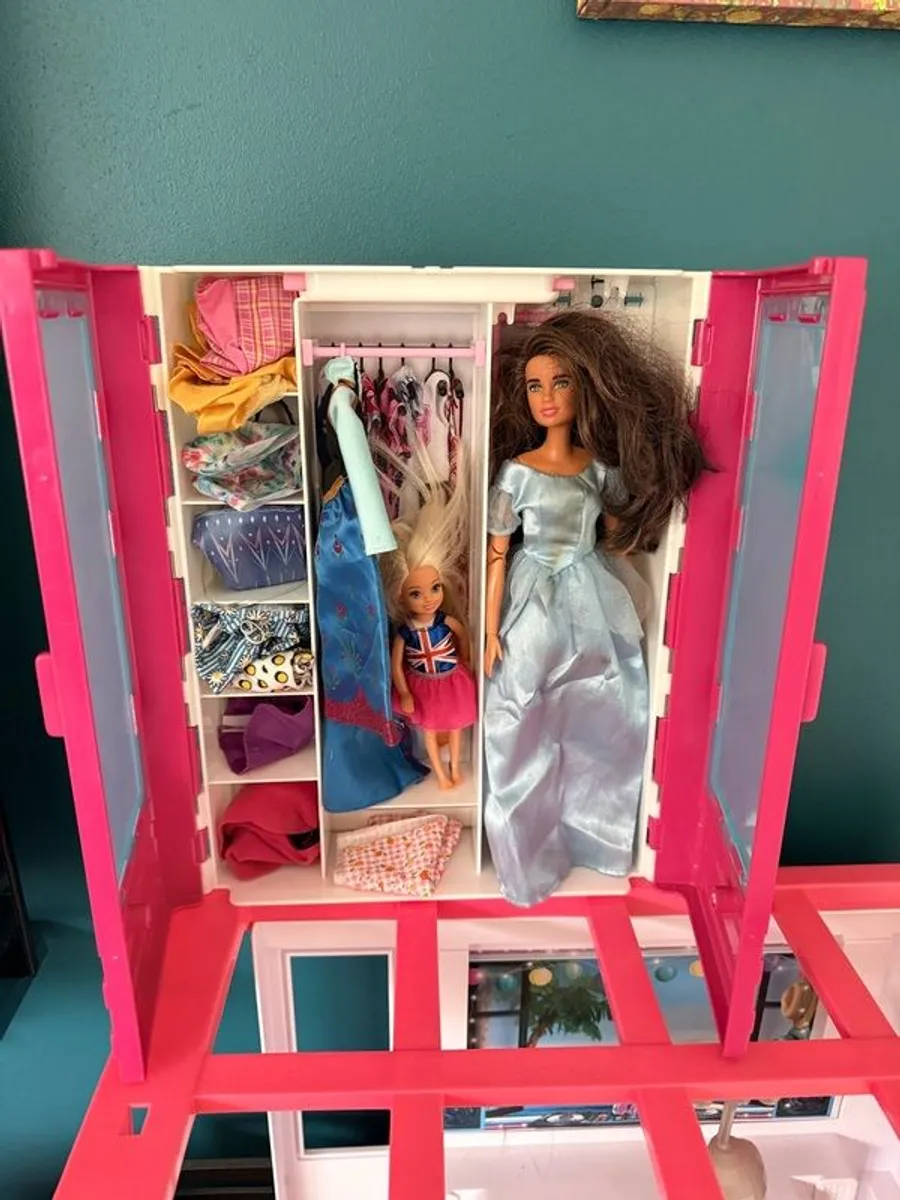 Barbie Dream House + Wardrobe - Image 3