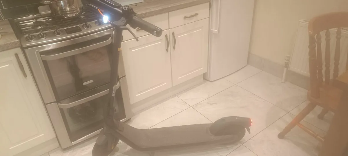 Ninebot e2 pro Scooter - Image 2