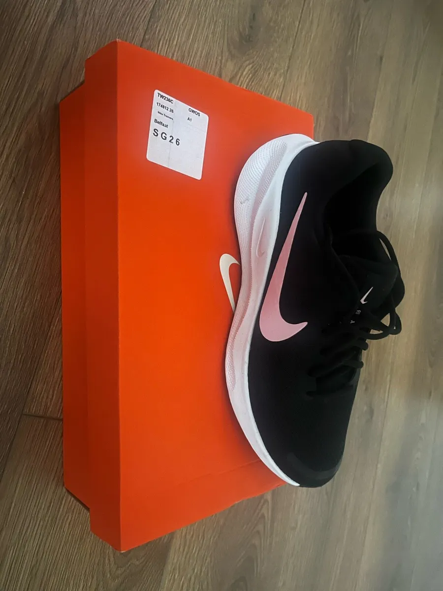 Women’s Nike Revolution 7 - Image 1