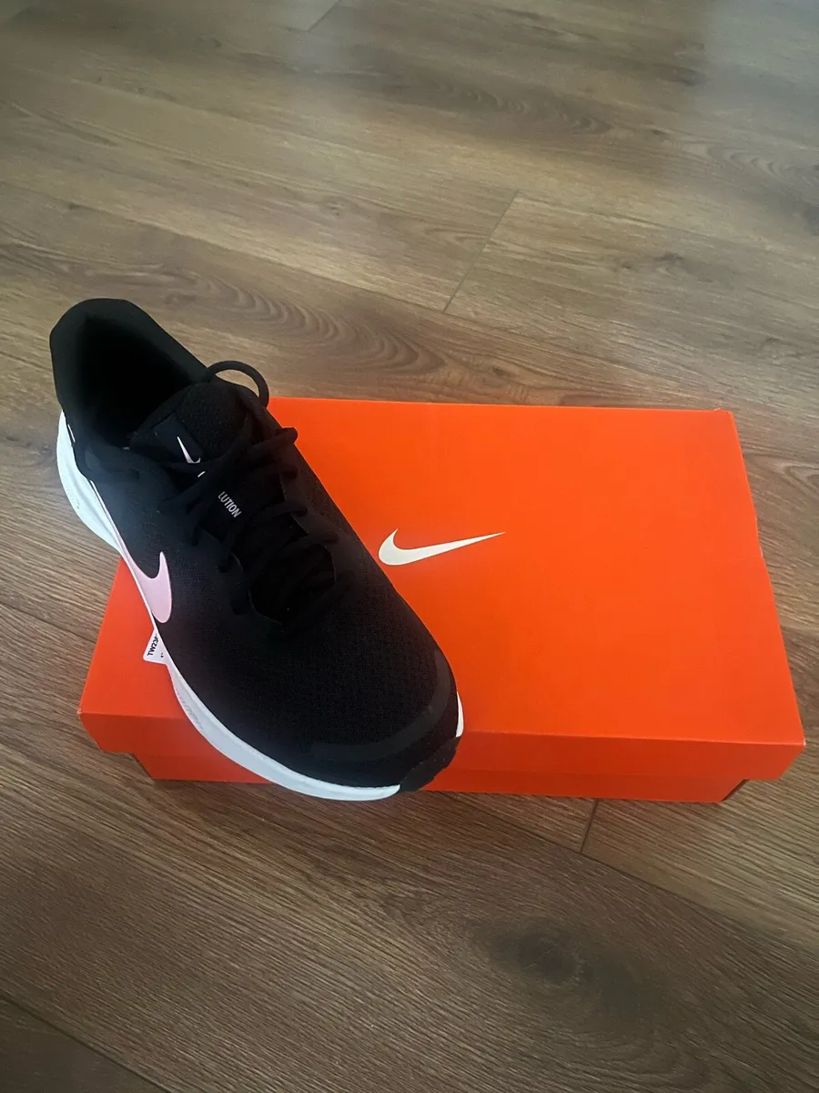 Women’s Nike Revolution 7 - Image 2