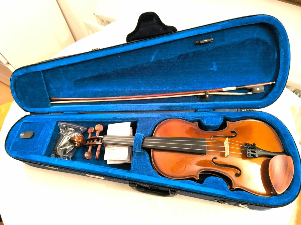 Pristine Stentor Student 1 Violin Outfit Full Size - Image 2