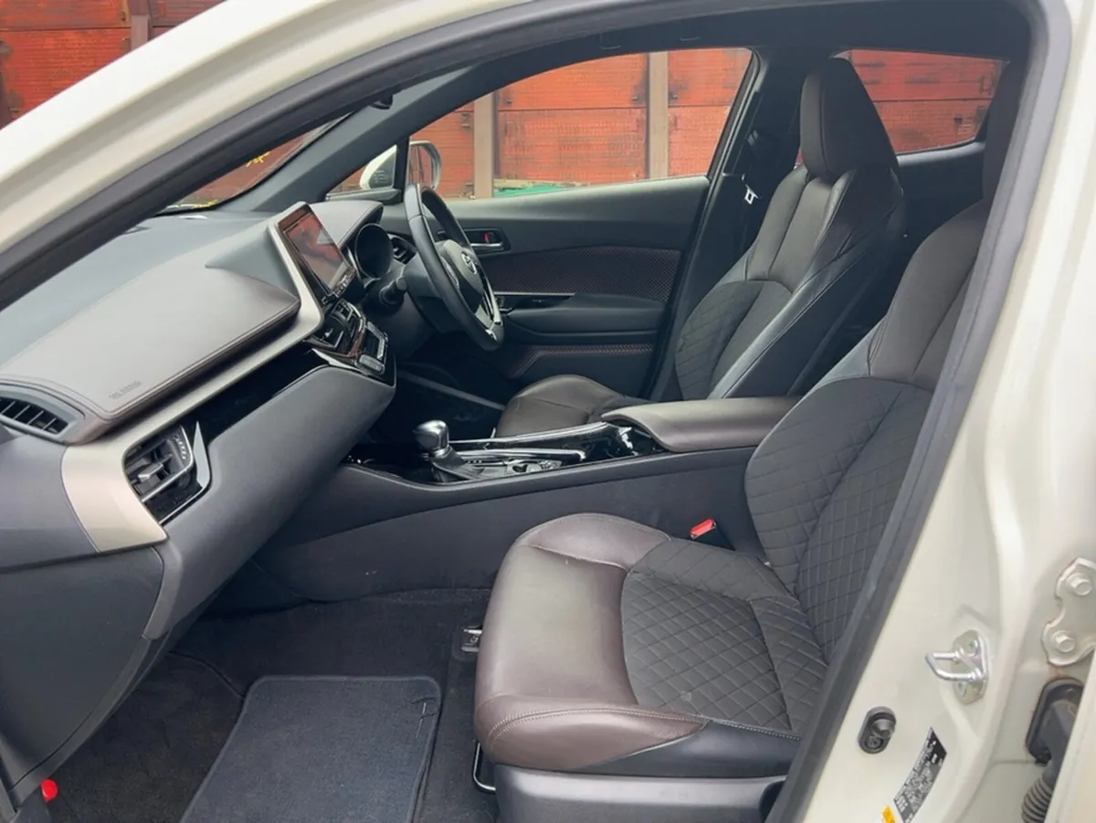 Toyota C-HR LUNA SPORT PETROL/HYBRID 5DR AUTOMATIC - Image 3