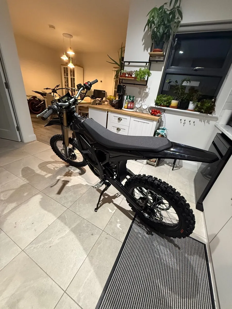 2025 Surron Ultra Bee 21kw Carbon Black - Image 3