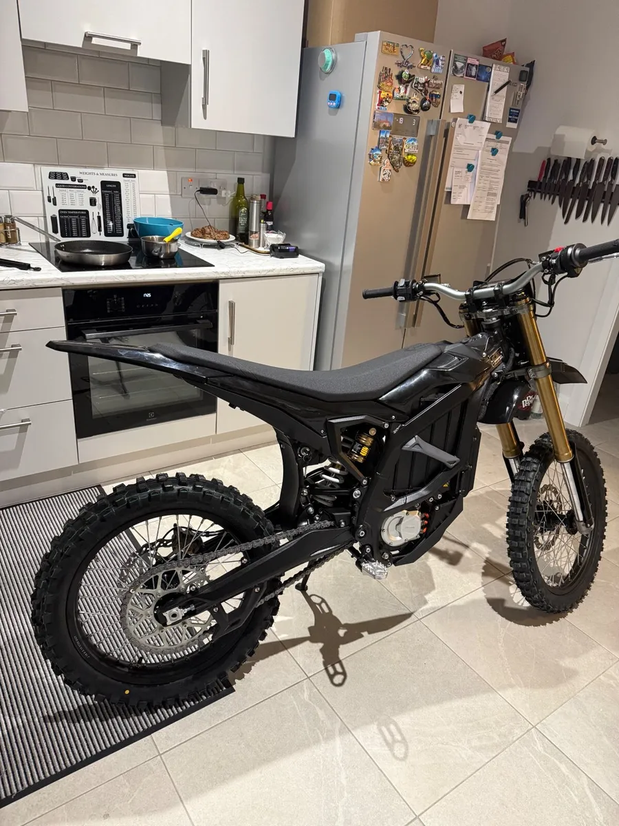 2025 Surron Ultra Bee 21kw Carbon Black - Image 1