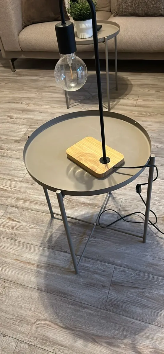 Table and lamp - Image 1