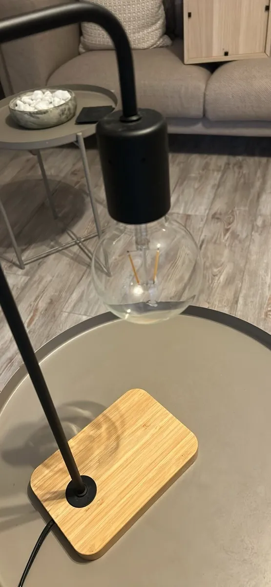 Table and lamp - Image 2