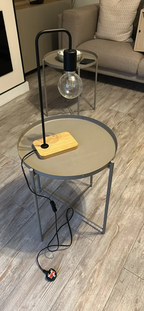 Table and lamp - Image 3