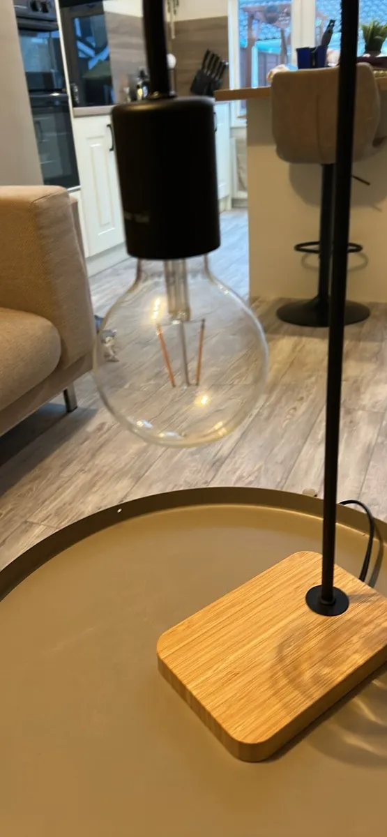 Table and lamp - Image 4