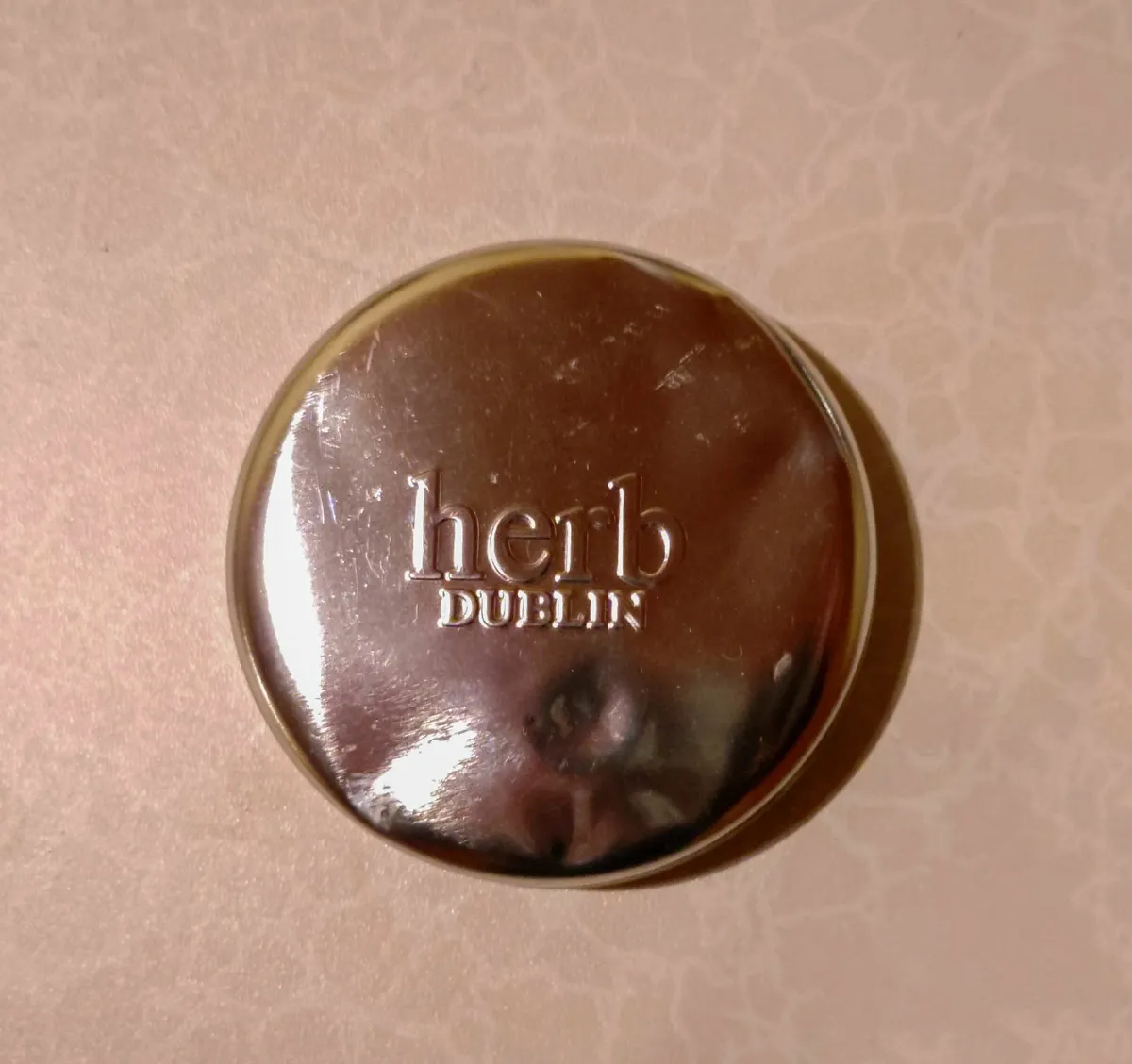 Mistletoe & Wine, Candle In A Tin (brand New). - Image 4