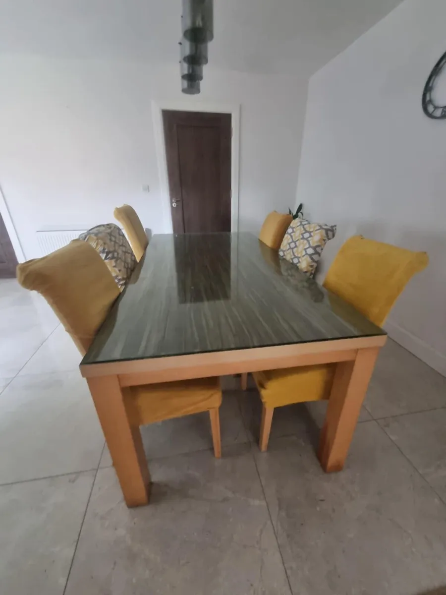 Table and chairs - Image 1