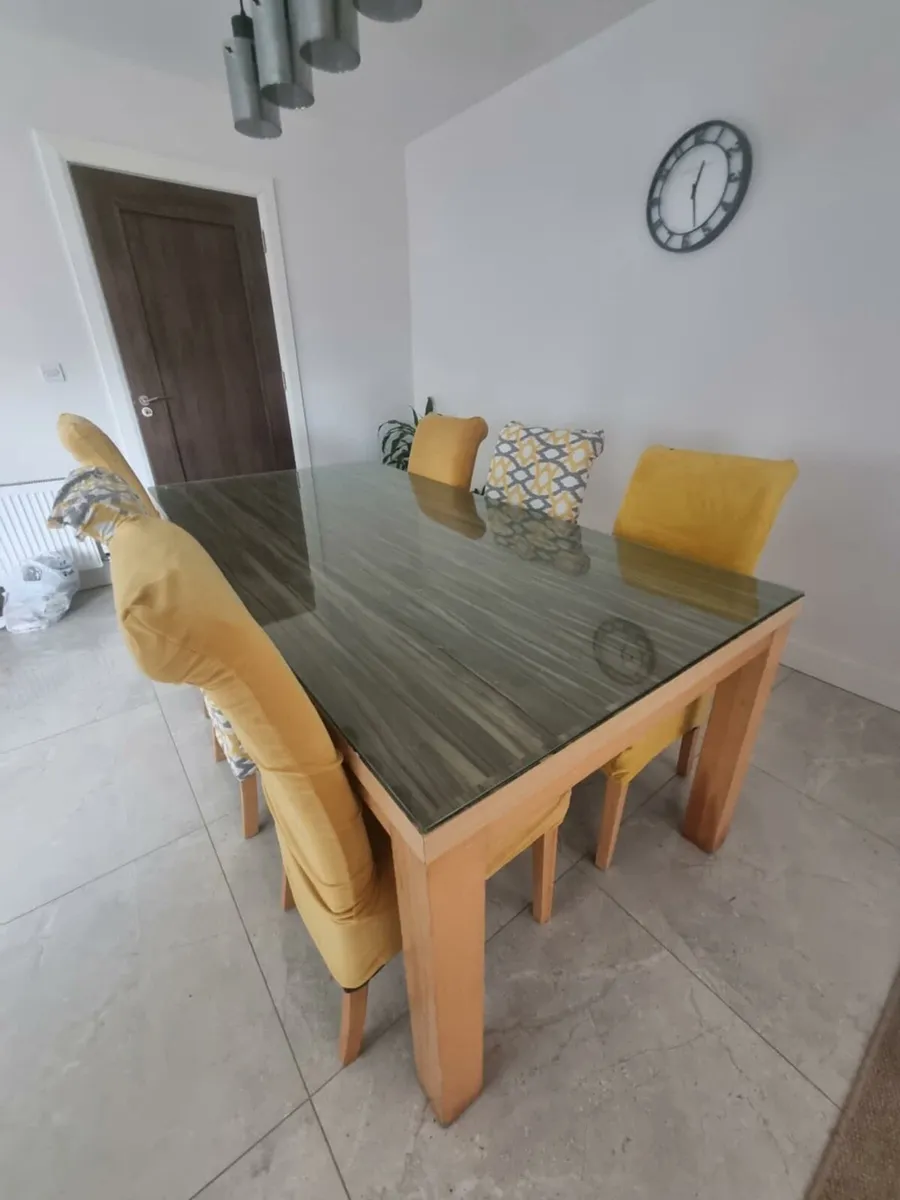 Table and chairs - Image 3