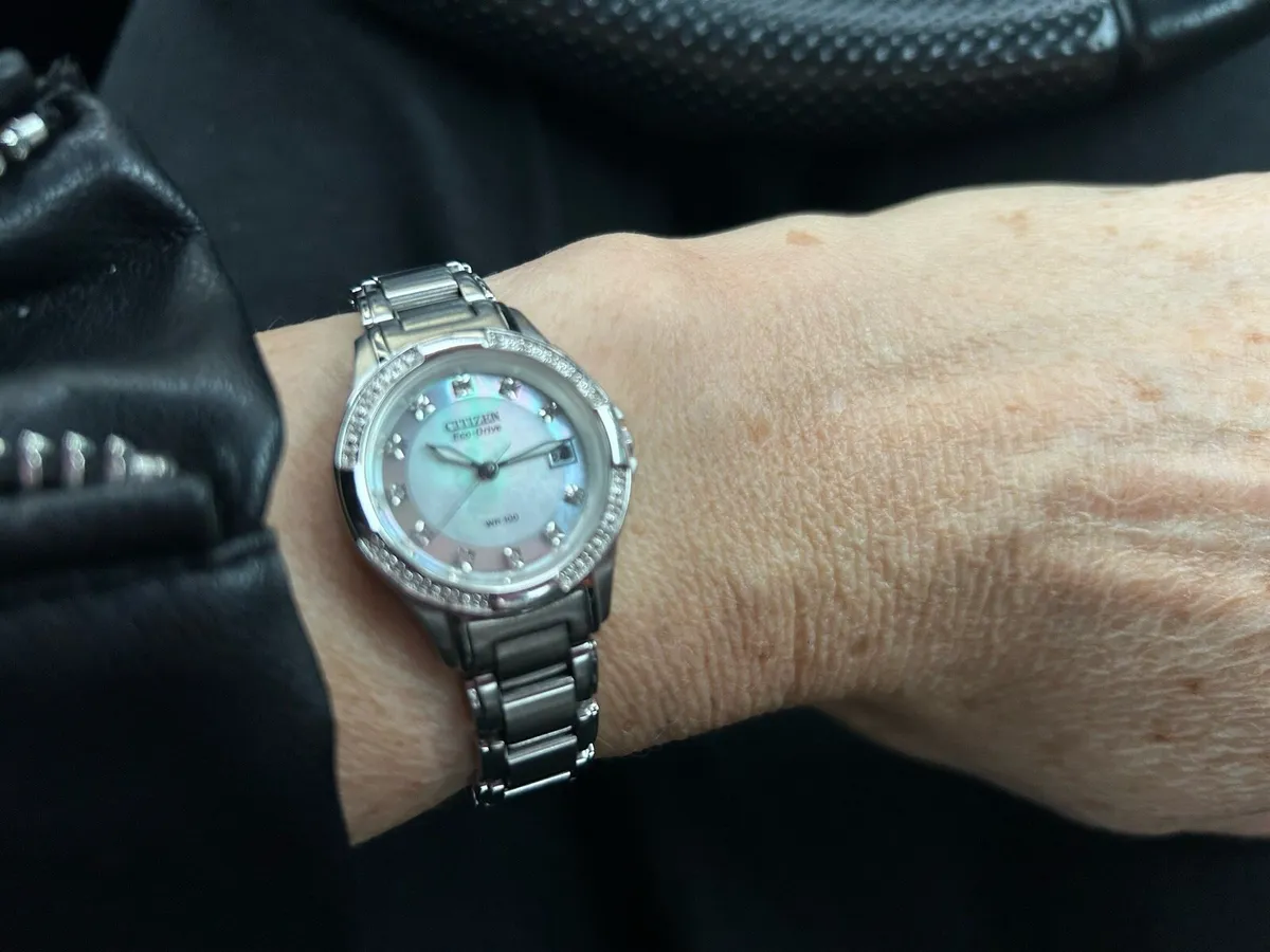 Citizen ladies watch with diamonds - Image 1