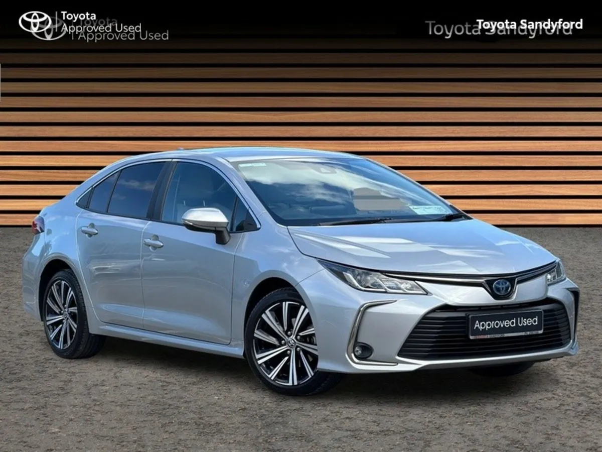 Toyota Corolla LUNA SPORT SALOON // HEATED SEATS / - Image 1