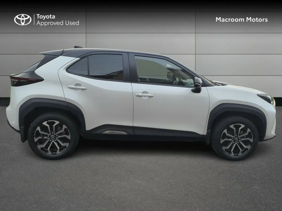 Toyota Yaris BLACK FRIDAY SALE! - Image 3