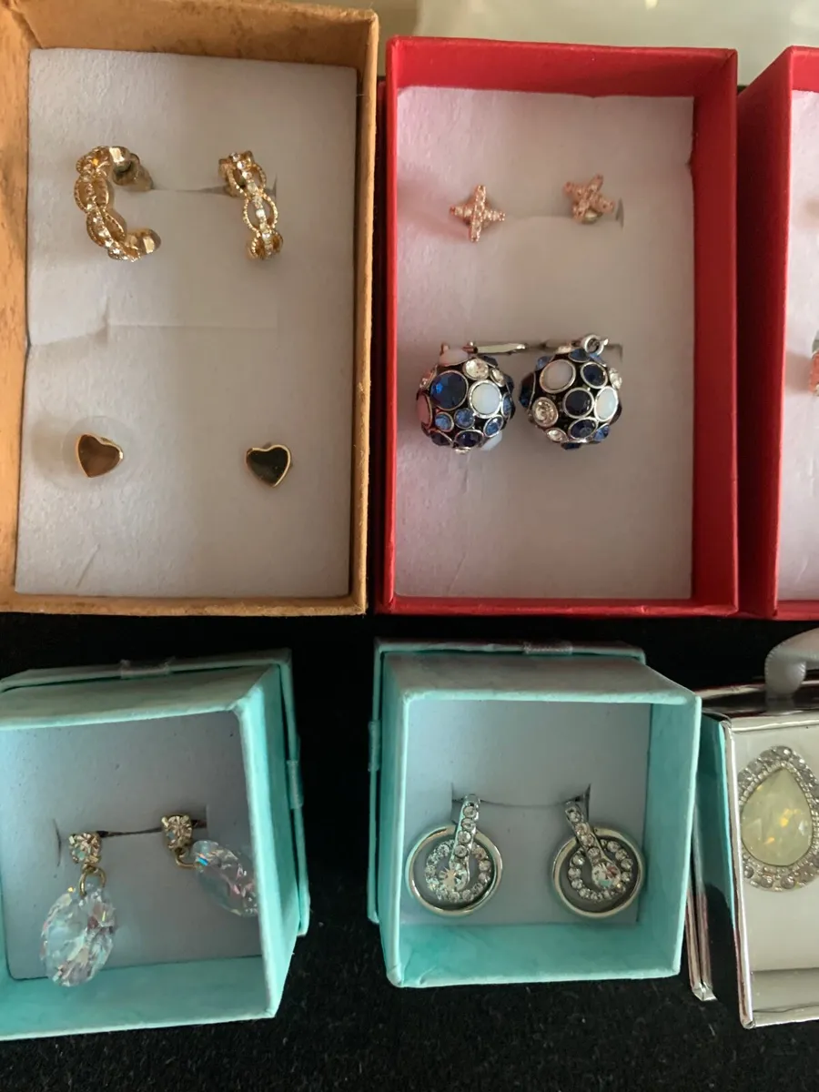 Costume jewelry - Image 1