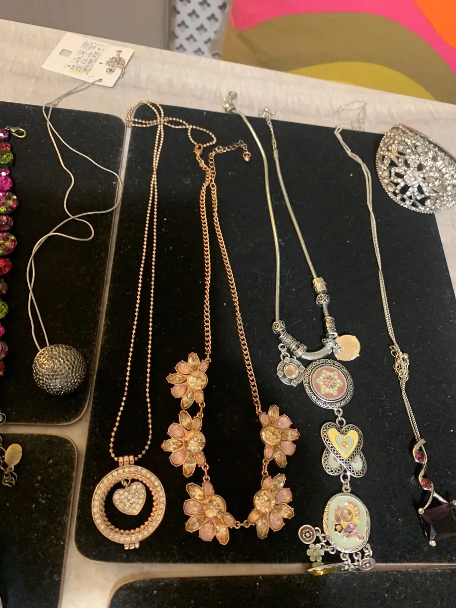 Costume jewelry - Image 3