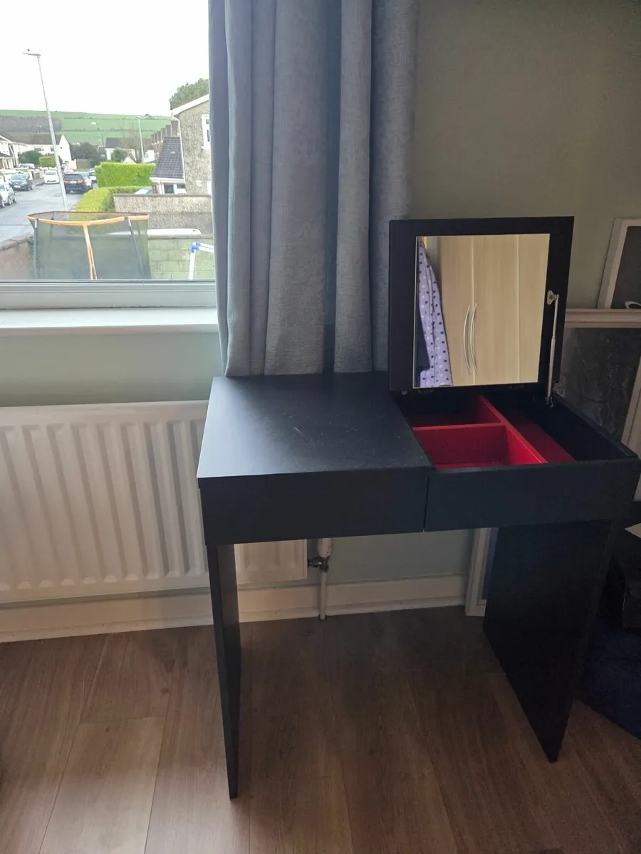 Dressing table - Image 1