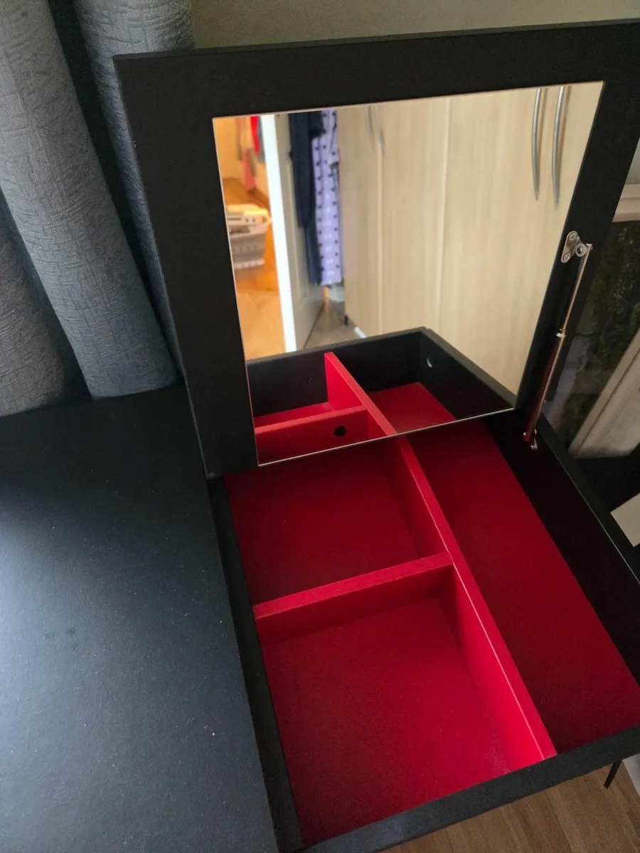 Dressing table - Image 2