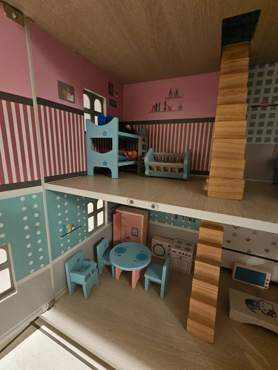 Dolls house with furniture - Image 2