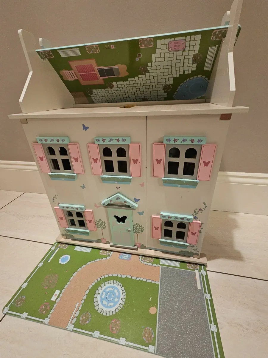 Dolls house with furniture - Image 3