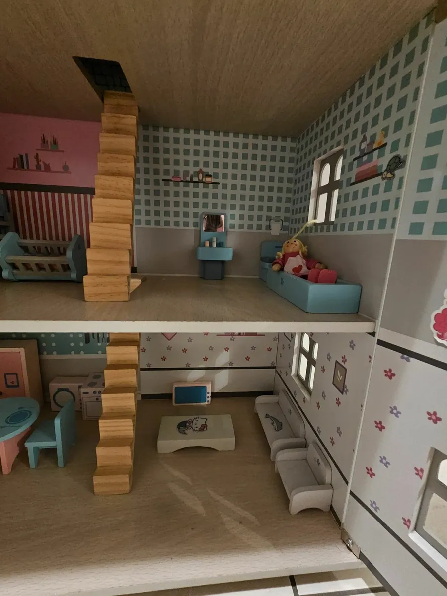 Dolls house with furniture - Image 4