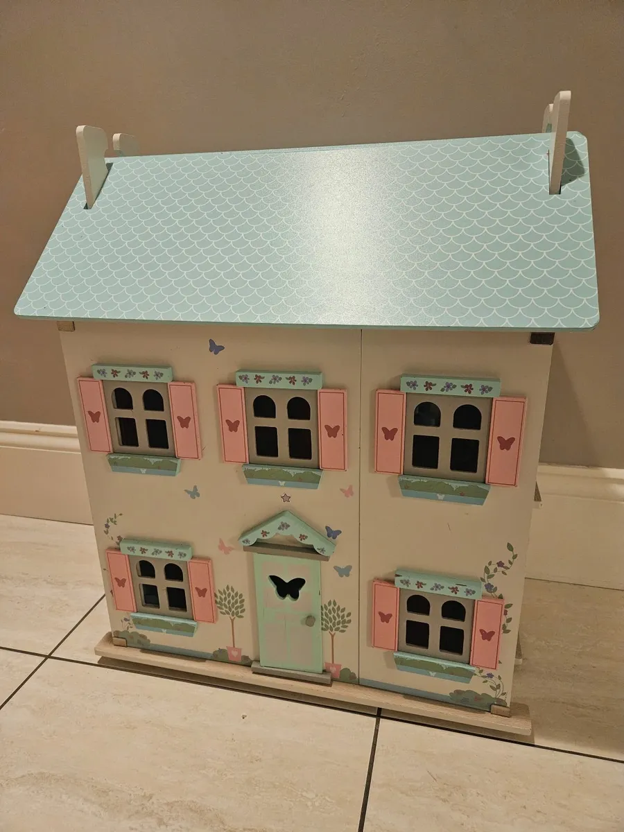 Dolls house with furniture - Image 1